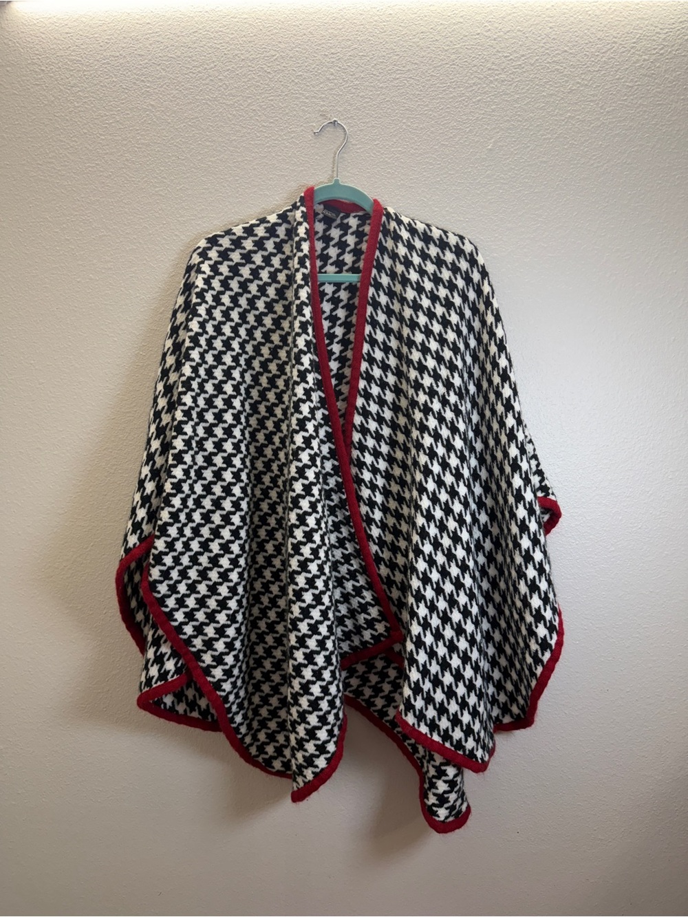 Women's Red & Black Houndstooth Knit Cape